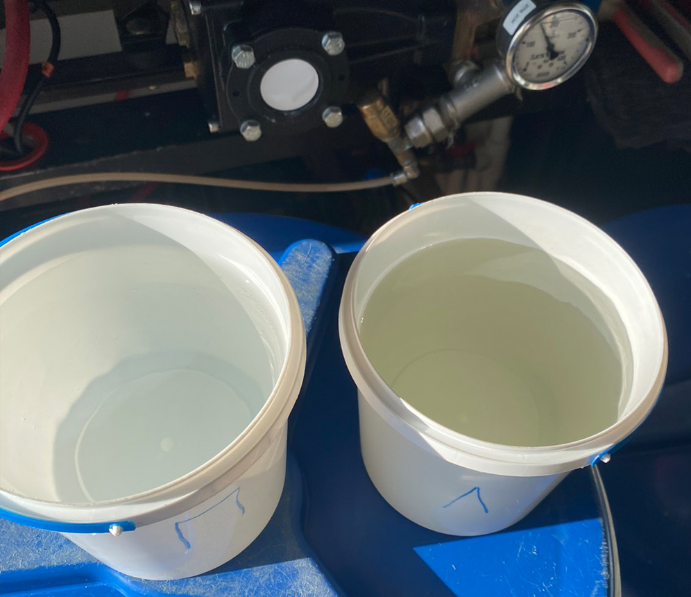 Прозора питна вода у склянці